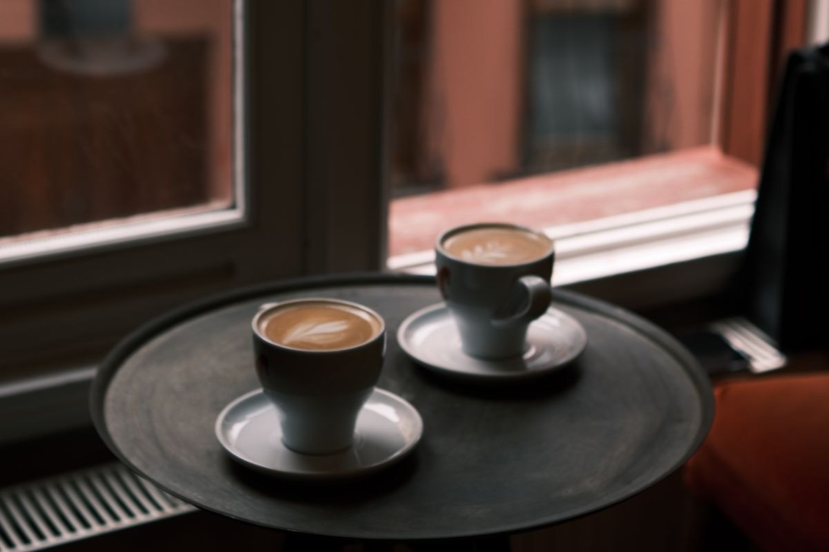 窓際のテーブルに置かれた2つのコーヒーカップ